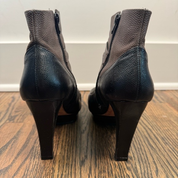 BCBGMaxAzria heeled leather ankle boots size 37.5/7.5 - Picture 5 of 8